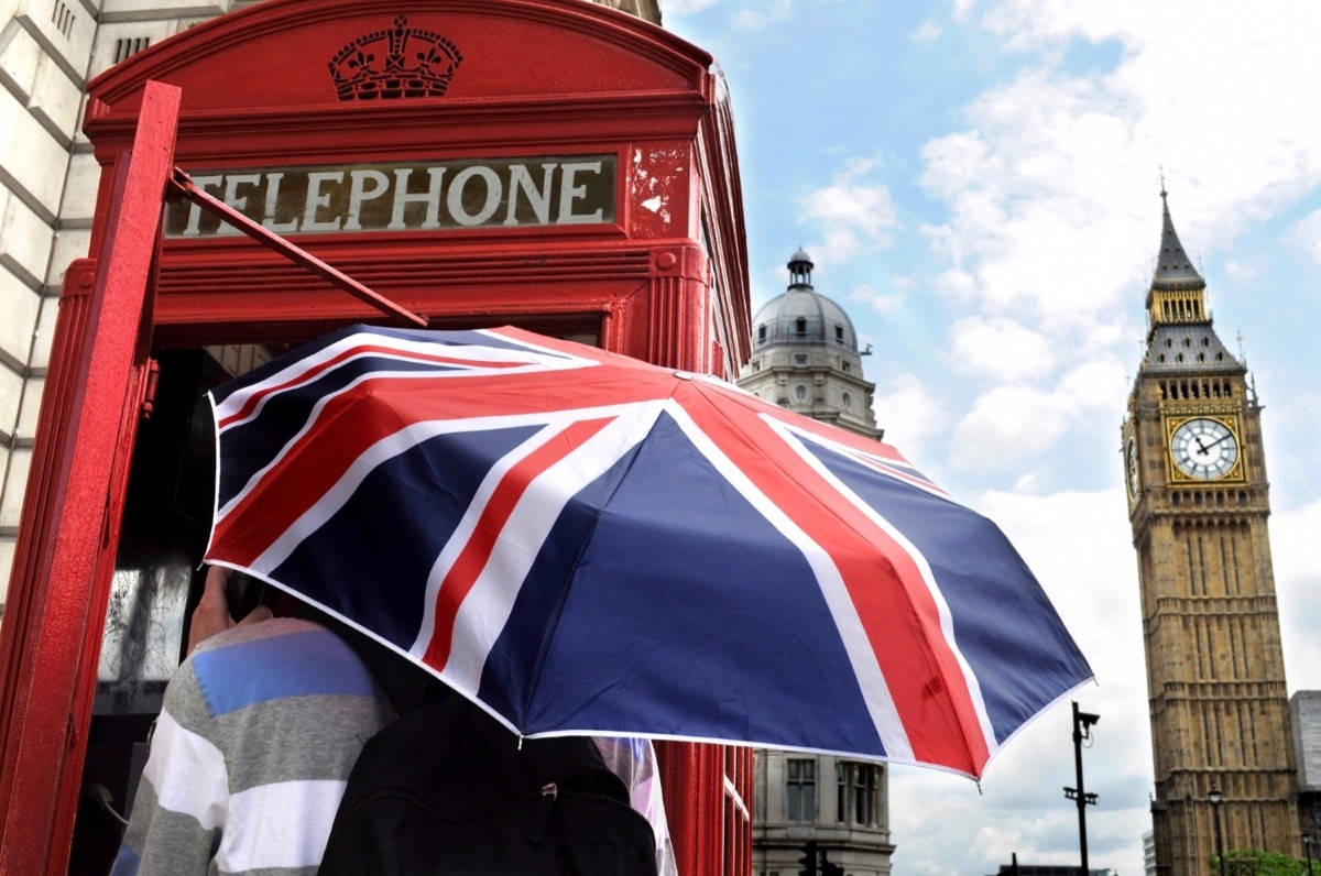 Londra'da şemsiyeli genç bir adam